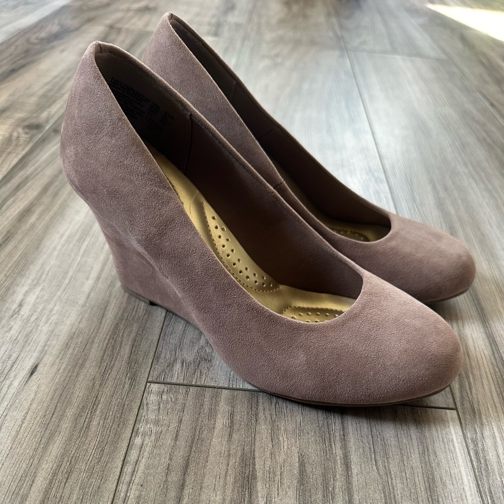 Dexflex Comfort Karlie Women’s Round Toe Faux Suede Wedge Heels Taupe Size 5.5